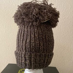 Jeanne Simmons slouch beanie woth huge pom pom on top